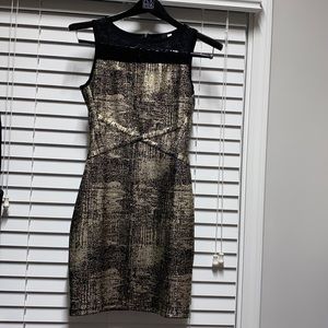 Mini bodycon dress gold/black color, sleeveless. size S